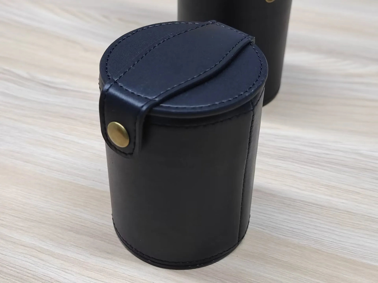 PU Leather Dice Cup Set Round Game Cup with 5 Standard Dice Felt Lining Silent Rolling for Party Board Games